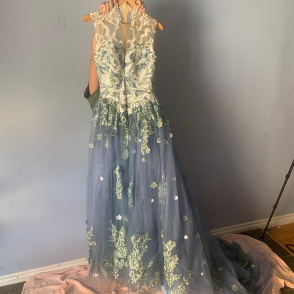 GORGEOUS Blue and Cream/White Gown With Flowers. - Picture 5 of 5